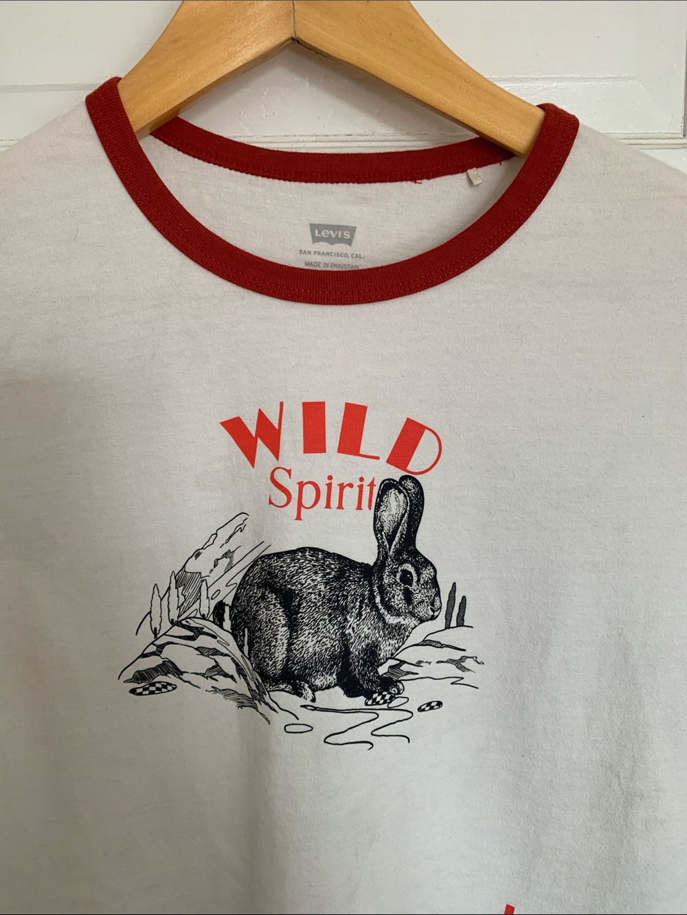Levi’s Graphic Ringer T ‘Wild Spirt’ Cropped 
Size M EUC